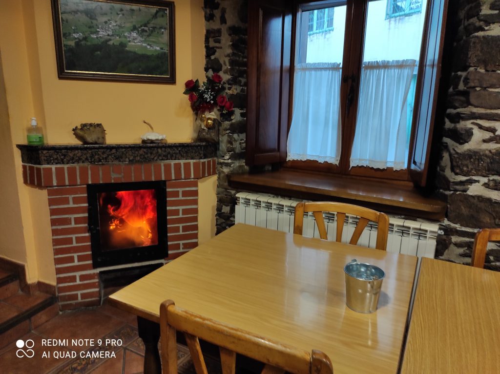 Bar mit Dorfladen und Kamin in der Artesana de Posada