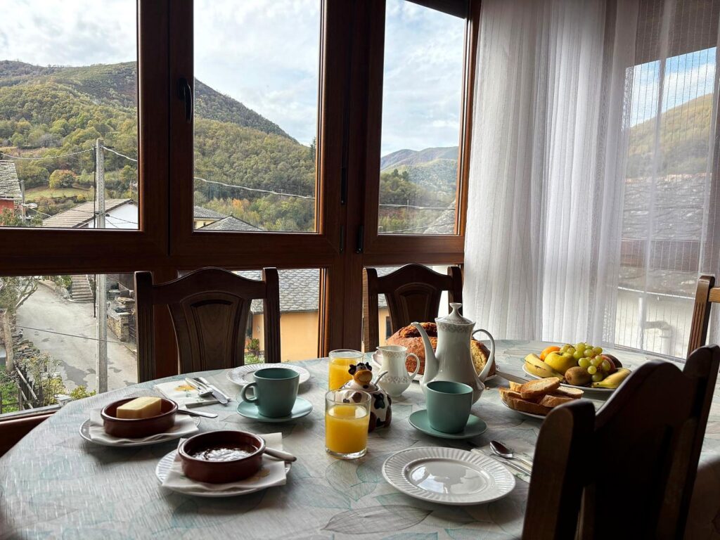 Mirada a Muniellos: salón comedor con desayuno